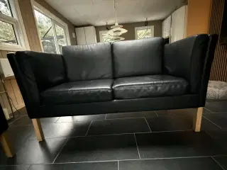 2 sorte lædersofaer