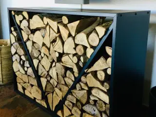 Sort stålreol til opbevaring af brænde / firewood
