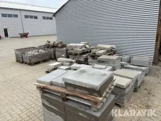Blandet lot belægningssten assorteret fliser, brosten og kantblokke