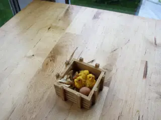 Påskekasse med kyllinger og æg