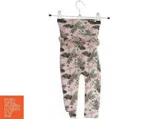 Buksedragt med flamingo-print fra Bruuns Bazaar (str. 74)