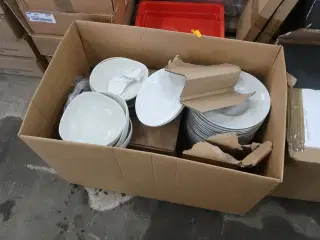 Diverse tallerkner, fade, lavasten m.v.