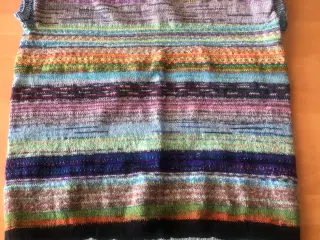 Hjemmestrikket spraglet vest.