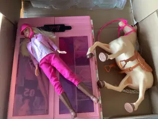 Barbie hest og klædeskab