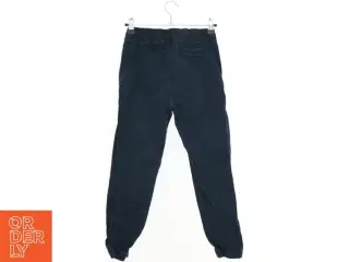 Mørkeblå bukser fra H&M (str. 134)
