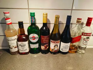 8 Flasker vin og spiritus.