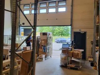 Lager med port og pallereoler