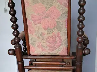 Gammel rokkestol i mørkt træ