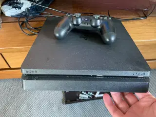 PS4 konsol m. 4 spil og 1 controller