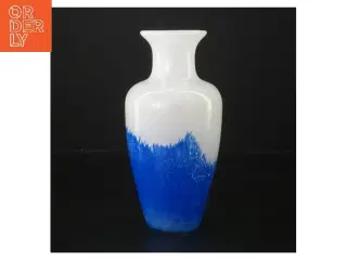 Glasvase med blå detalje (str. 18,5 cm)