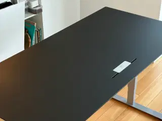 Delta hæve-sænkebord - Sort linoleum 160*80