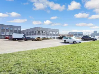 Flot og fleksibel ejendom på Industrivej 51 i Roskilde til kontor.