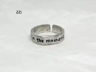 * Sterlingsølv; Fingerring - med "Live in the mome