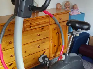 Komode med god plads i fyrtræ
