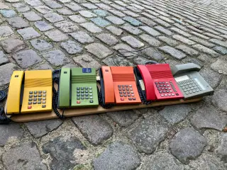 Farverige gamle bordtelefoner