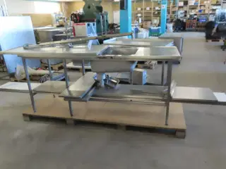 Stålbord med vask og brusearmatur