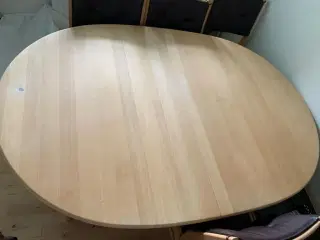 Pænt bord med 6 stole