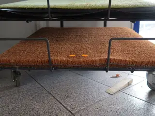 Hylde med dørmåtter