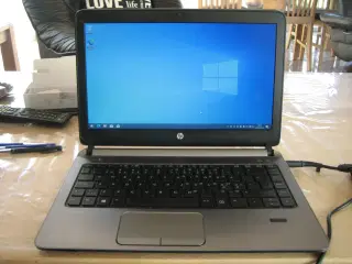 Super Fin Bærbar Computer med Windows installeret.