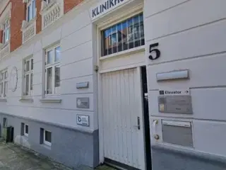 Velbeliggende lejemål til klinik / kontor - i alt 139 kvm - momsfrit