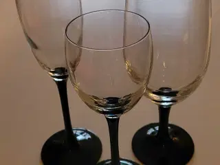 Luminarc øl-/vinglas med sort fod/stilk