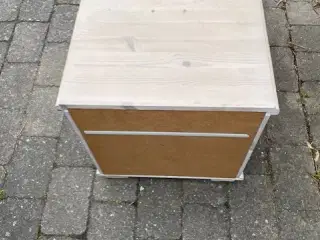 Sengebord i Fyrretræ