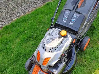 Plæneklipper  sælges  snart  og  køre  