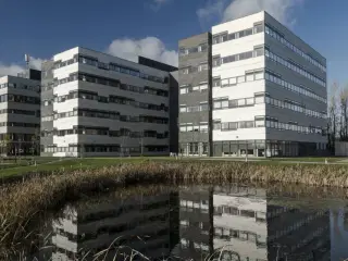 I denne moderne flerbrugerejendom udbydes lyse og indbydende kontorlejemål i varierende størrelser der passer perfekt til virksomheder i alle størrelser