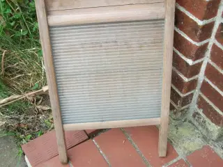 Vaskebræt af træ og glas