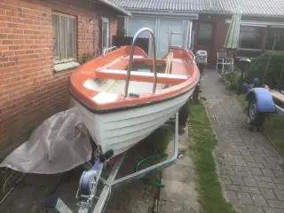 16 fod Pocajolle med påhængsmotor og bådtrailer