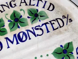 fin gamle mønt bakke fra oma har en revne
