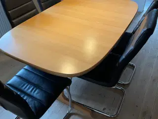 Spisebord med to plader,som opbevares under bordet