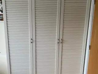 Hvidt garderobeskab kan afhentes U/B