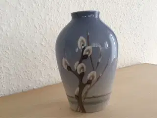 B&G porcelænsvase med  pilegren