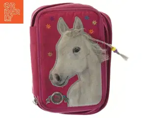 Penalhus med hestemotiv fra Miss Melody (str. 22x15 cm)