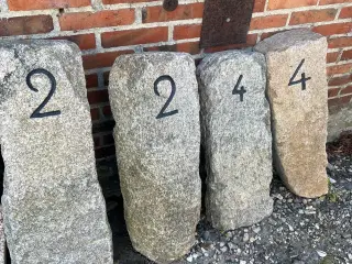Sten med Husnummer 2, 4 , 6 og 8