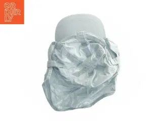 Lyseblå hat med nakkesolbeskyttelse fra Nordic Label (str. Ø 16 cm)