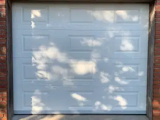 Garageport med kassette mønster og motor