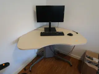 Bord med computerskærm SAMSUNG F24T400FHR, tastatur og mus