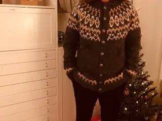 Smuk og varm islandsk herresweater sælges!