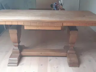 Flot gammelt Skrivebord i massiv eg