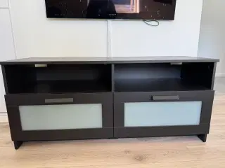 Reol og tv i sort.