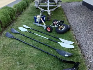 3 Kajakker til hygge/fiskeri, samt Bådtrailer.