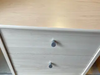 Sengebord i lyst træ