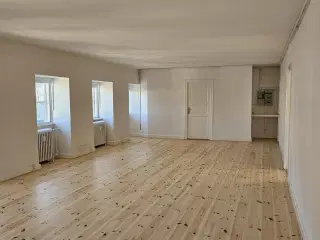 Latinerkvarteret. Lyst kontorlokale i Storkøbenhavn. tæt på offentlig transport.