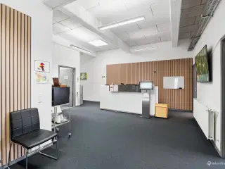 Lyst kontor- eller kliniklejemål tæt på offentlig transport og Motorring 3