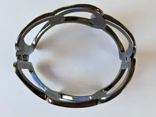 Armring med små smukke sten