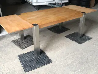 Stort massivt spisebord med 2 tillægsplader