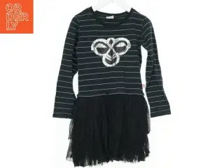 Hummel - Sort stribet kjole med pailletmotiv og tylskørt fra Hummel (str. 116)