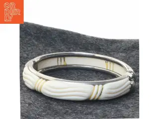 Armbånd i elfenben og metal (str. 7,5 cm i diameter. 1,2 cm høj)
